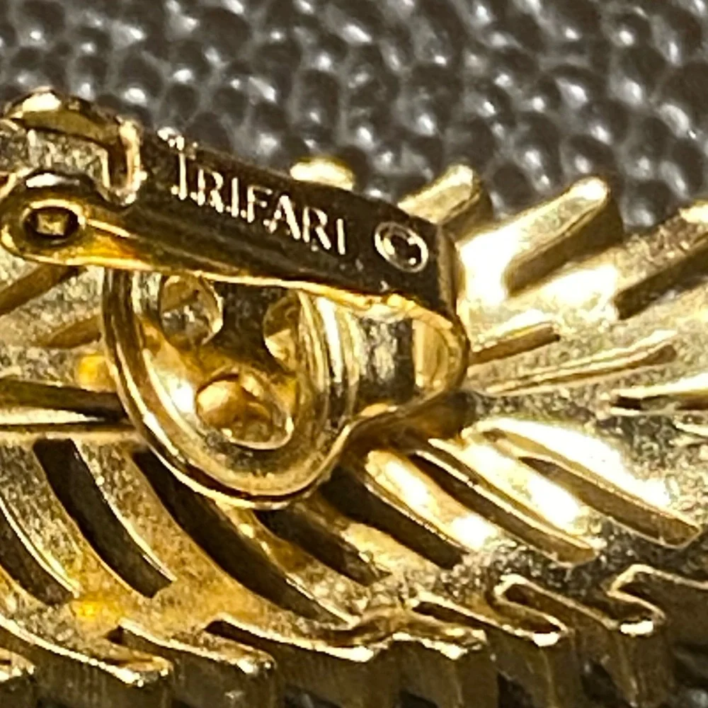 TRIFARI Crown Collectible Vintage set brooch and clip on earrings 1960’s